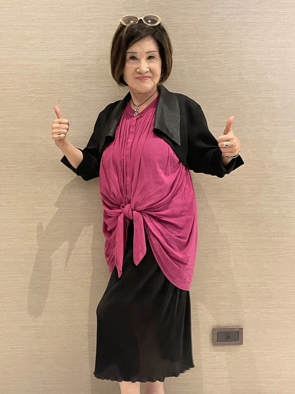 72歲恬娃「遊覽車叫賣襪子」營業額曝光 「一天跑車7趟」感嘆:用命換來的