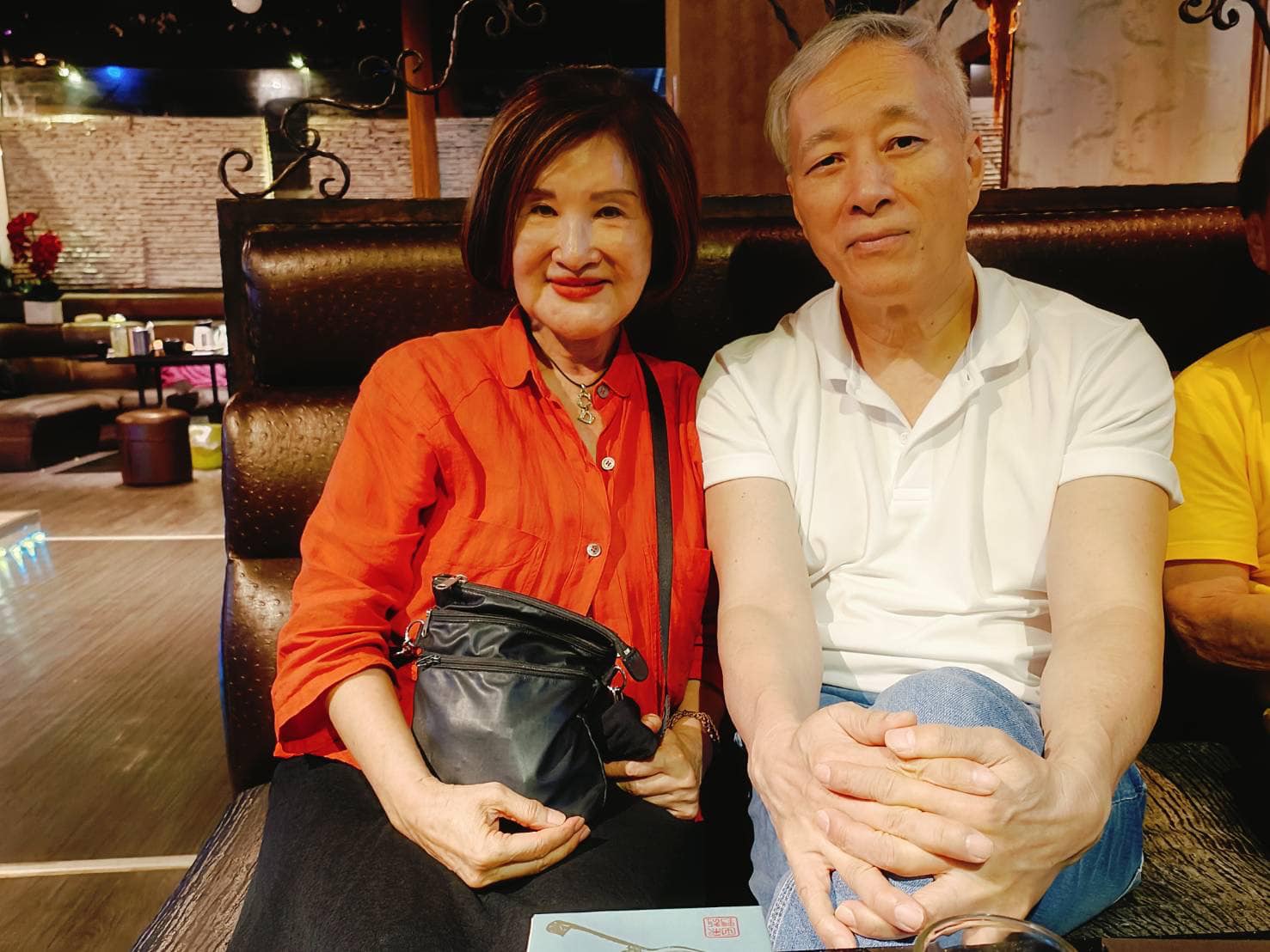 72歲恬娃「遊覽車叫賣襪子」營業額曝光 「一天跑車7趟」感嘆:用命換來的