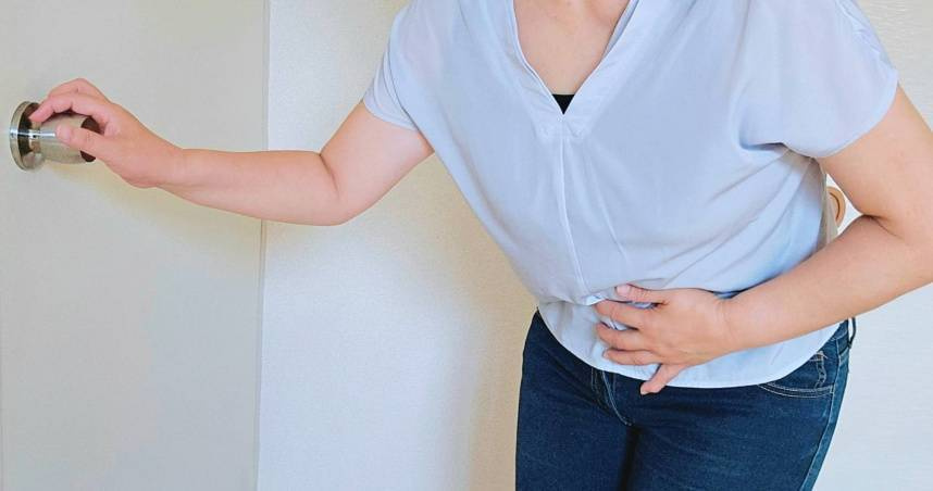 婆婆發燒「故意裝暈」全身放軟　媳婦看破手腳「突然講起小叔」她瞬間健步如飛