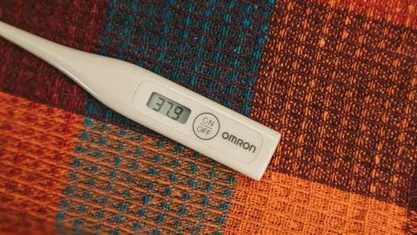 婆婆發燒「故意裝暈」全身放軟　媳婦看破手腳「突然講起小叔」她瞬間健步如飛