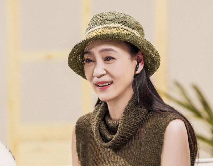 被劉雪華老年狀態驚艷到！65歲「穿搭選擇1款」不俗又大方　「堅持不染白」氣質優雅爆棚