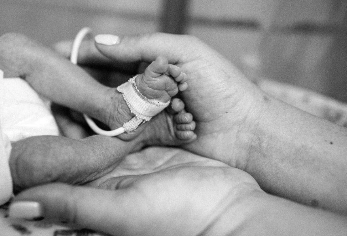 枉為父母!宜蘭夫妻「重摔3月男嬰」事後爽泡溫泉 兒仍在搶命「他PO照放閃」:覺得美好~