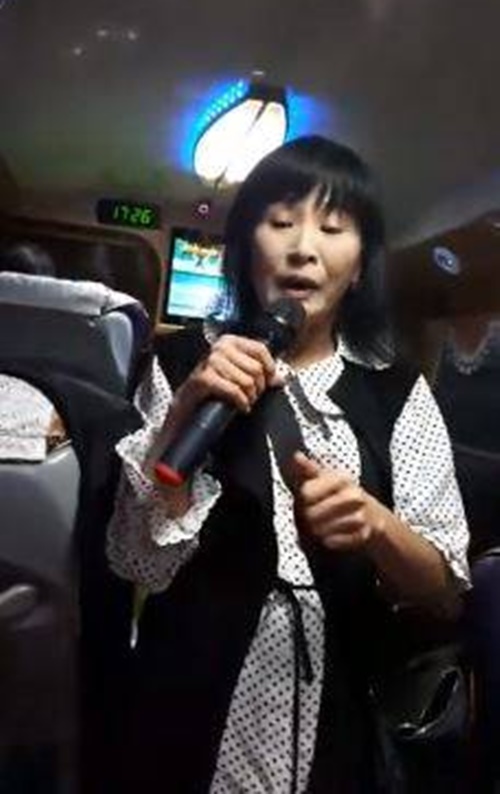 欠下數百萬！女星沒節目「到遊覽車叫賣求生」　為業績忍耐「被客人吃豆腐」近況曝光