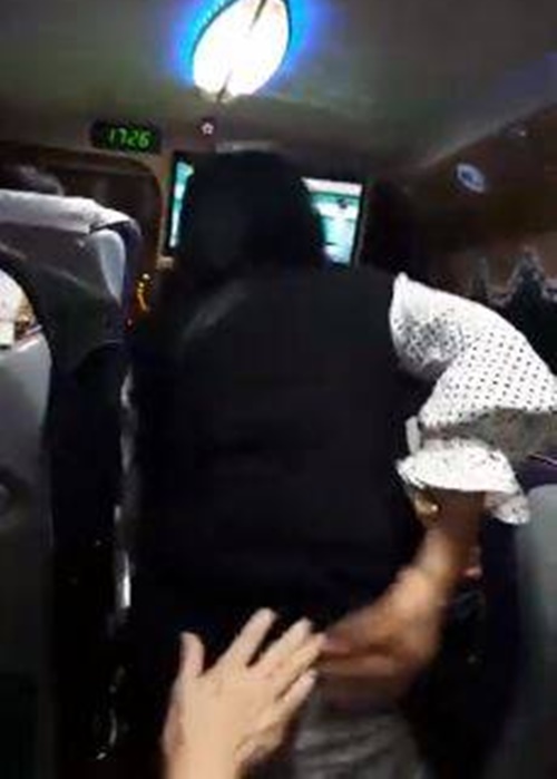 欠下數百萬！女星沒節目「到遊覽車叫賣求生」　為業績忍耐「被客人吃豆腐」近況曝光