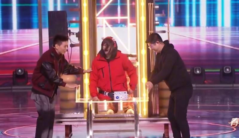 春節表演出包！魔術師「人體分割失敗」觀眾嚇傻　電視台「慌張把人推下台」本人回應了