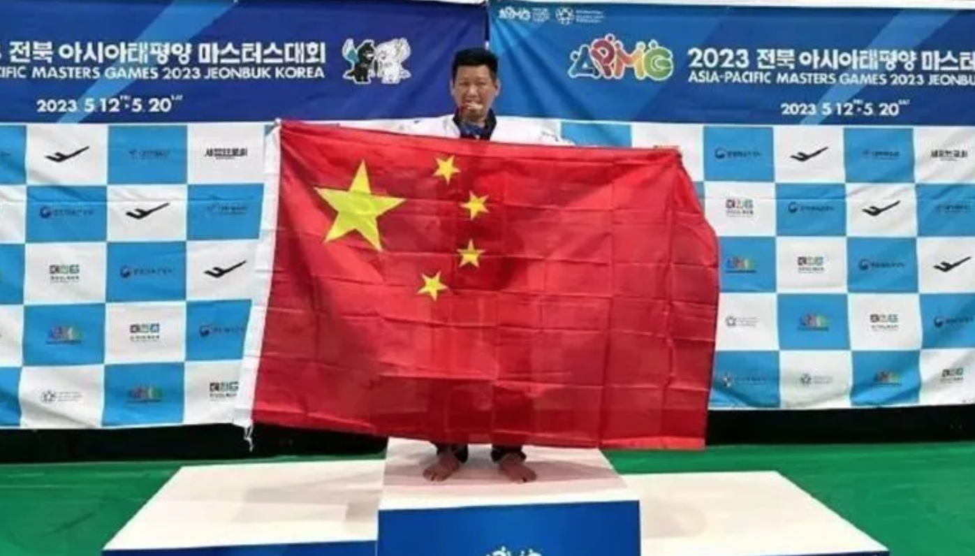 高舉五星旗!知名大咖驚傳「台灣身分被註銷」 陸委會證實:「健保、護照全沒了」