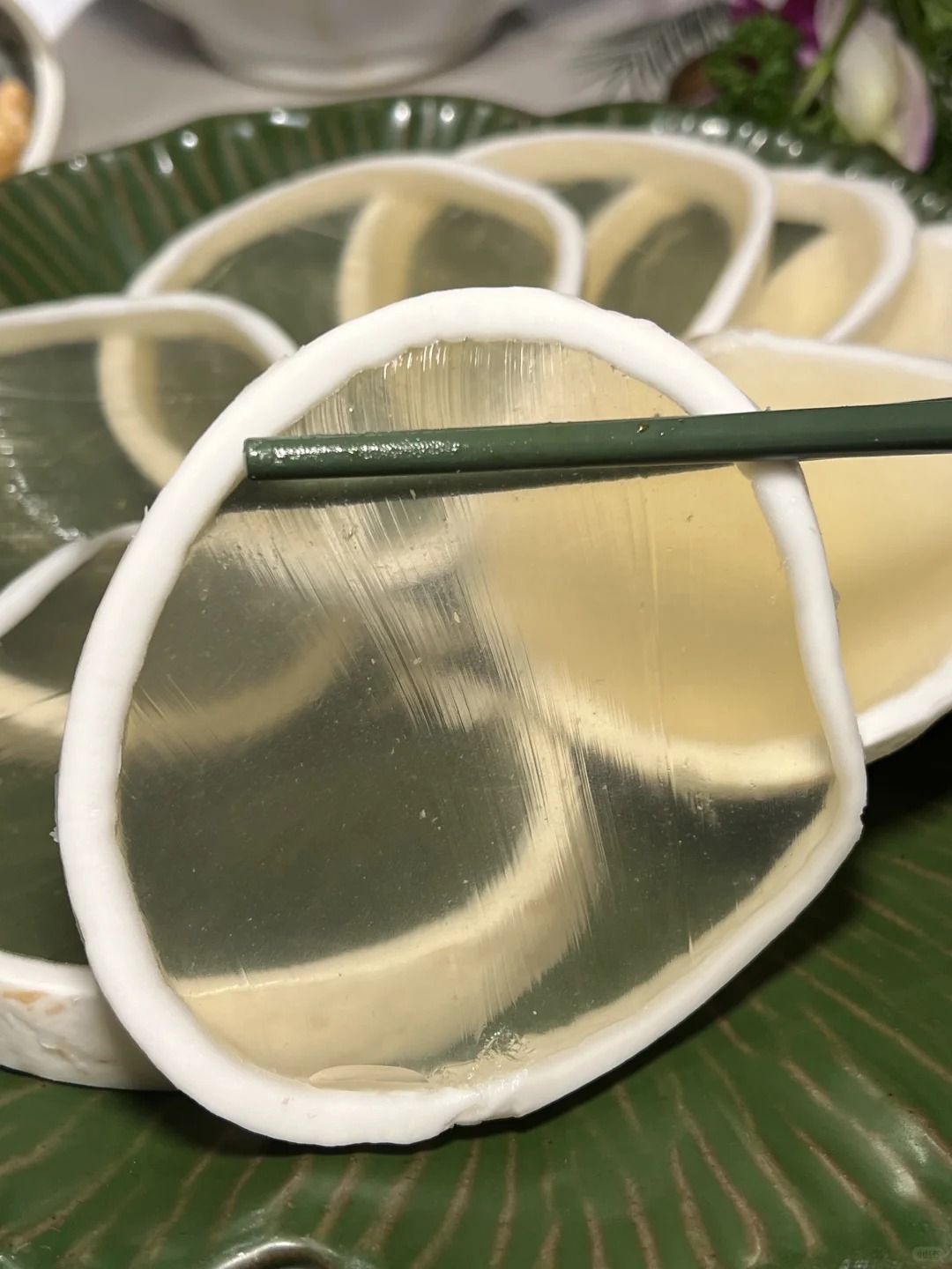 沒看過的神祕菜色！外層白色「中間晶瑩剔透」　他吃下去驚呆「居然有奶香味」菜色名曝光