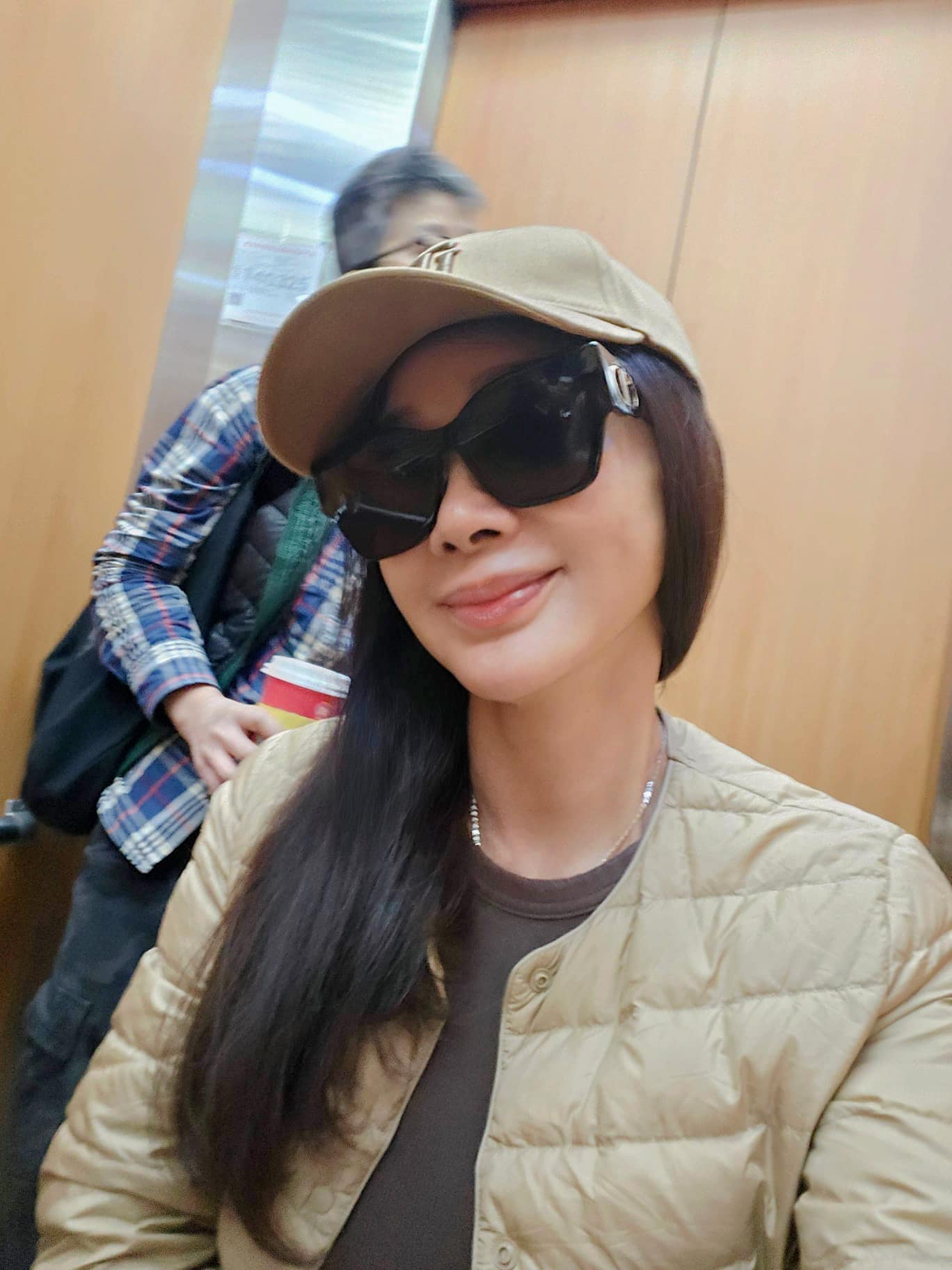 過年前出事！陳美鳳「開心出門買過年花卉」　顧著滑手機「沒看路下秒出意外」超慘傷勢曝光
