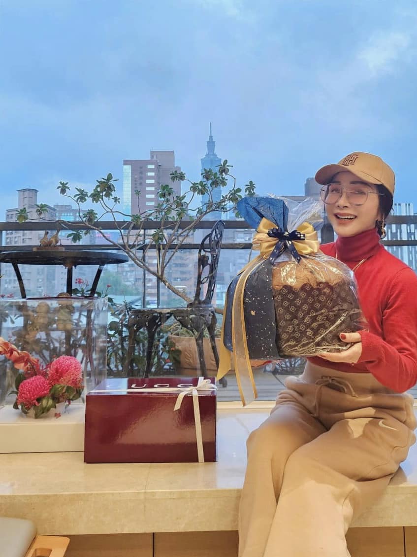 過年前出事！陳美鳳「開心出門買過年花卉」　顧著滑手機「沒看路下秒出意外」超慘傷勢曝光