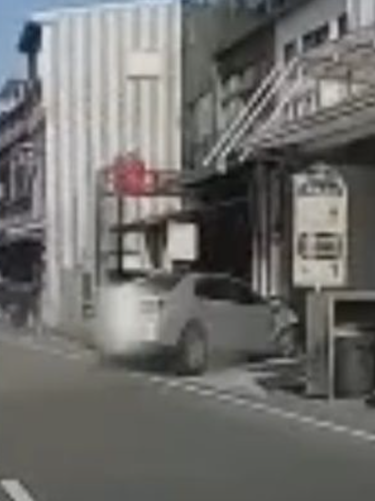 初二傳憾事！20歲女「載一家人出遊」失控撞民宅　後座母「傷重送醫不治」驚悚過程曝光