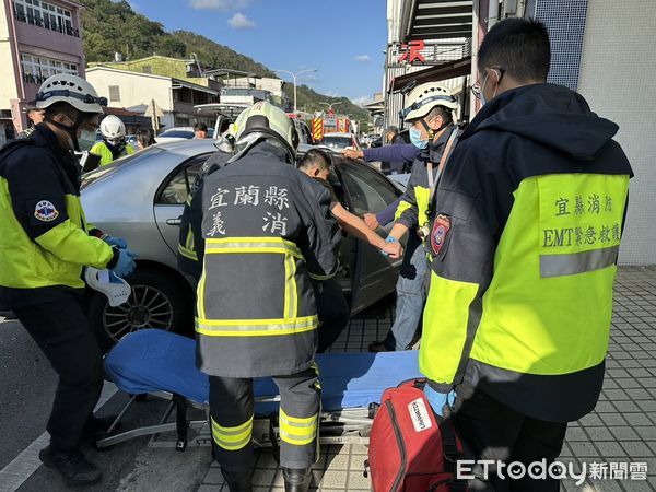 初二傳憾事！20歲女「載一家人出遊」失控撞民宅　後座母「傷重送醫不治」驚悚過程曝光