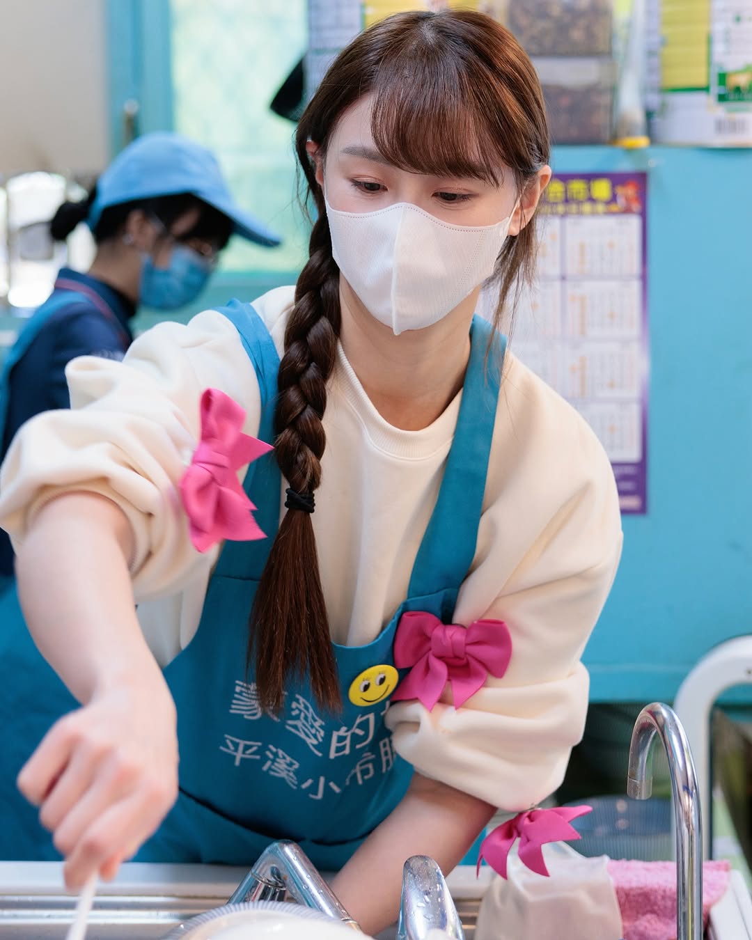 餐廳工作被目擊！知名女星「過年擔任洗碗工」　累喊「洗了整整9小時」：洗超過100個碗