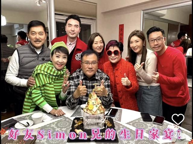 兒女不在身邊！73歲女星與尪拜年「一身翠綠色」　「大咖閨蜜曝光」畫面好熱鬧