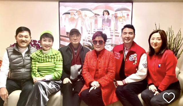 兒女不在身邊！73歲女星與尪拜年「一身翠綠色」　「大咖閨蜜曝光」畫面好熱鬧