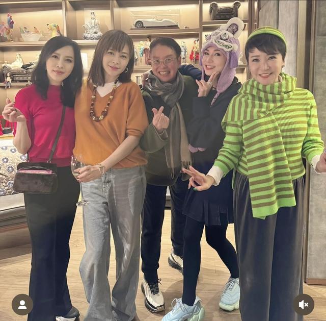 兒女不在身邊！73歲女星與尪拜年「一身翠綠色」　「大咖閨蜜曝光」畫面好熱鬧
