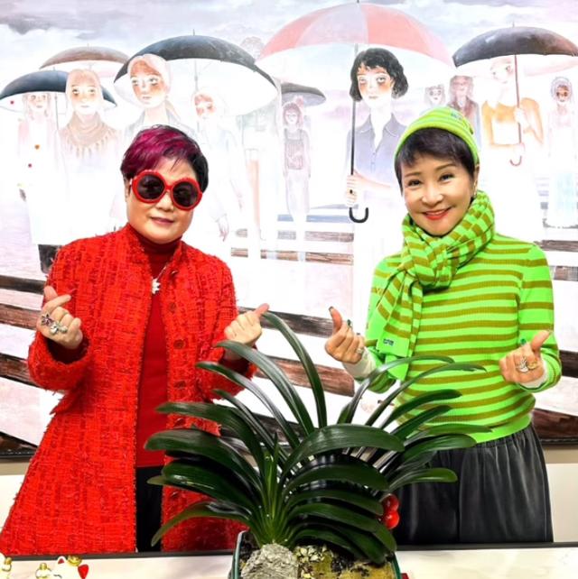 兒女不在身邊！73歲女星與尪拜年「一身翠綠色」　「大咖閨蜜曝光」畫面好熱鬧
