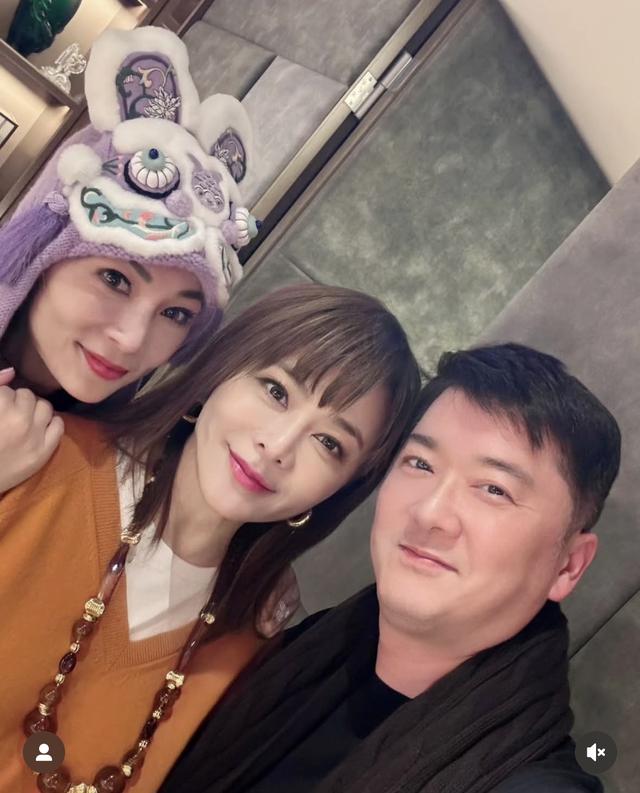 兒女不在身邊！73歲女星與尪拜年「一身翠綠色」　「大咖閨蜜曝光」畫面好熱鬧