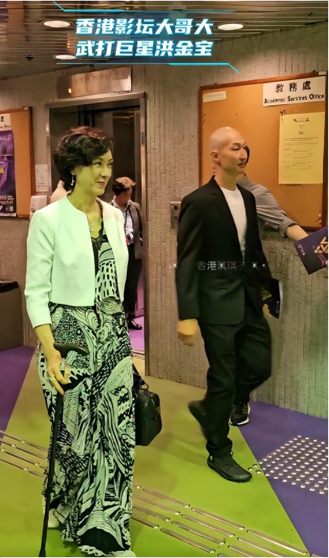 73歲影壇大哥「坐輪椅領博士證書」　三代到場見證「再婚妻和四繼子女關係親密」