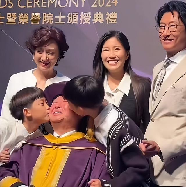 73歲影壇大哥「坐輪椅領博士證書」　三代到場見證「再婚妻和四繼子女關係親密」