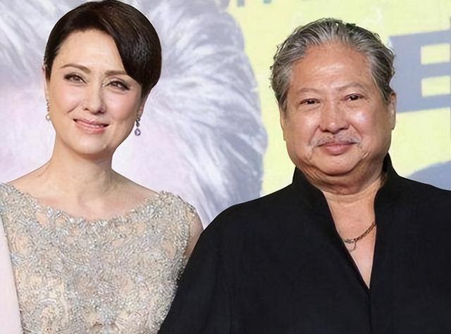 73歲影壇大哥「坐輪椅領博士證書」　三代到場見證「再婚妻和四繼子女關係親密」