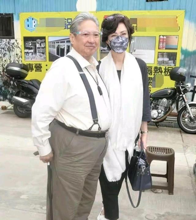 73歲影壇大哥「坐輪椅領博士證書」　三代到場見證「再婚妻和四繼子女關係親密」