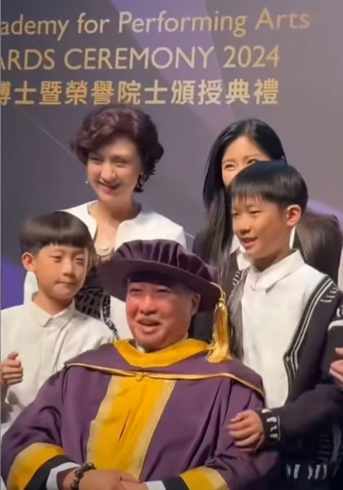 73歲影壇大哥「坐輪椅領博士證書」　三代到場見證「再婚妻和四繼子女關係親密」