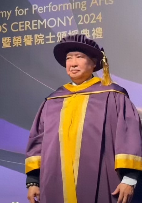 73歲影壇大哥「坐輪椅領博士證書」　三代到場見證「再婚妻和四繼子女關係親密」