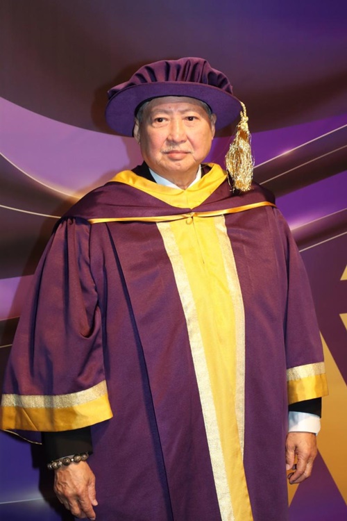 73歲影壇大哥「坐輪椅領博士證書」　三代到場見證「再婚妻和四繼子女關係親密」