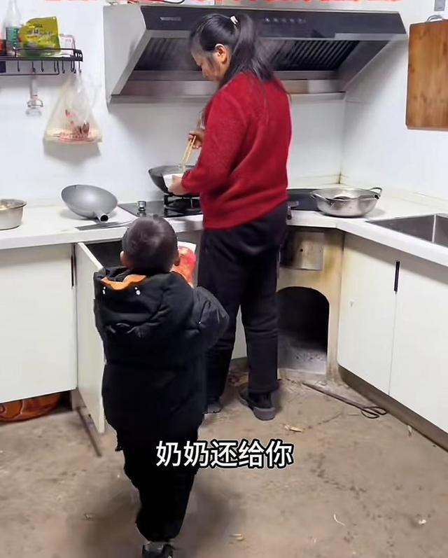 抓到婆婆偏心！「過年只給長孫包200」媳婦嫌少掀桌　婆婆「淡回一句」她欲哭無淚