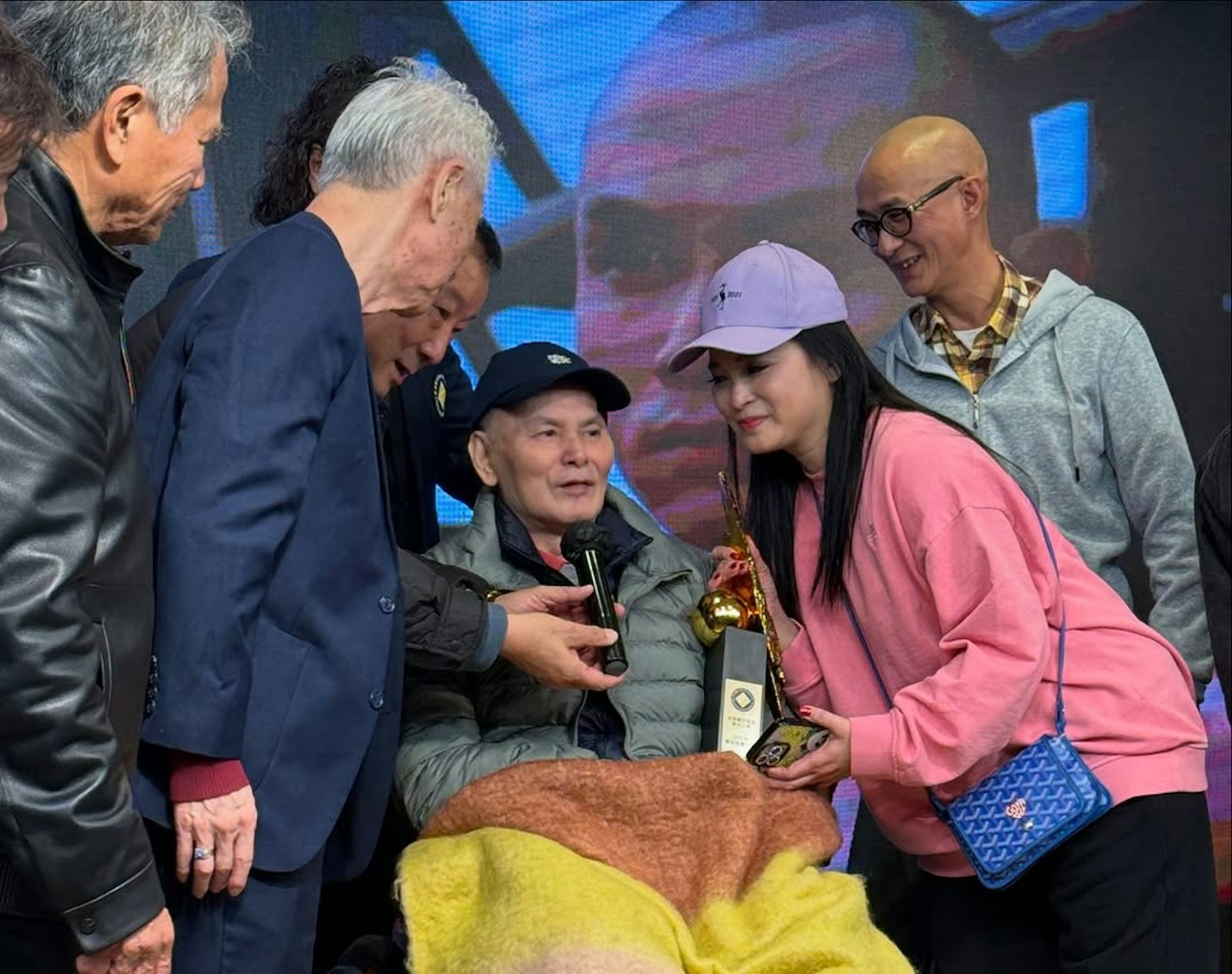 一代功夫傳奇！69歲男星「中風癱瘓坐輪椅」雙頰凹陷　妻離子散「老友救助近況曝」