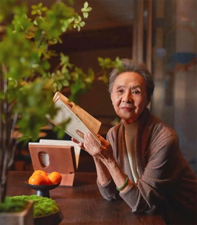 80歲歸亞蕾優雅到老！「牢記3技巧」：女人直面衰老，比刻意扮嫩更耐看