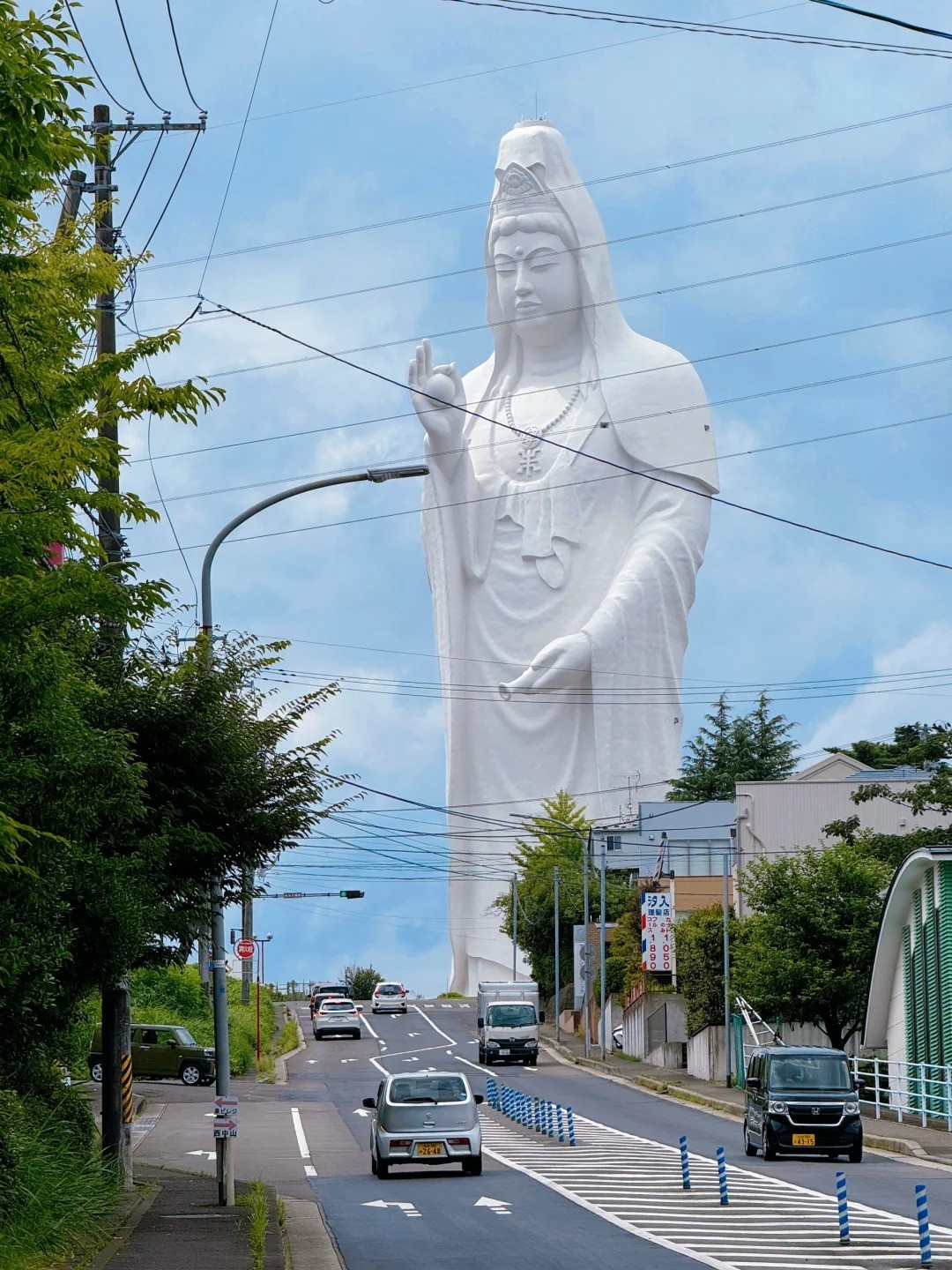 整個城市都看得到！100米高「純白巨型大觀音」座落郊區　走進室內「12層幽靜螺旋梯」景觀更迷人