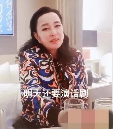 74歲女星驚傳敗血症！崩潰「小傷口害的」突高燒不退　揭心聲「每一天都非常痛」