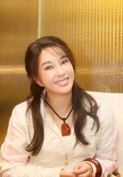 74歲女星驚傳敗血症！崩潰「小傷口害的」突高燒不退　揭心聲「每一天都非常痛」