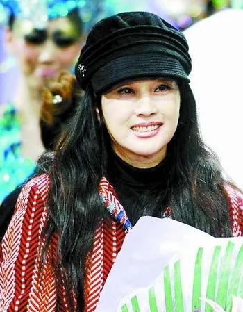 74歲女星驚傳敗血症！崩潰「小傷口害的」突高燒不退　揭心聲「每一天都非常痛」