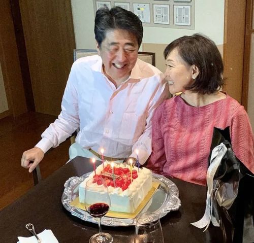 淚別亡夫！安倍晉三遺孀「卸下前首相夫人光環」每周田地耕作　自帶飯糰「樂當樸素農村婦」