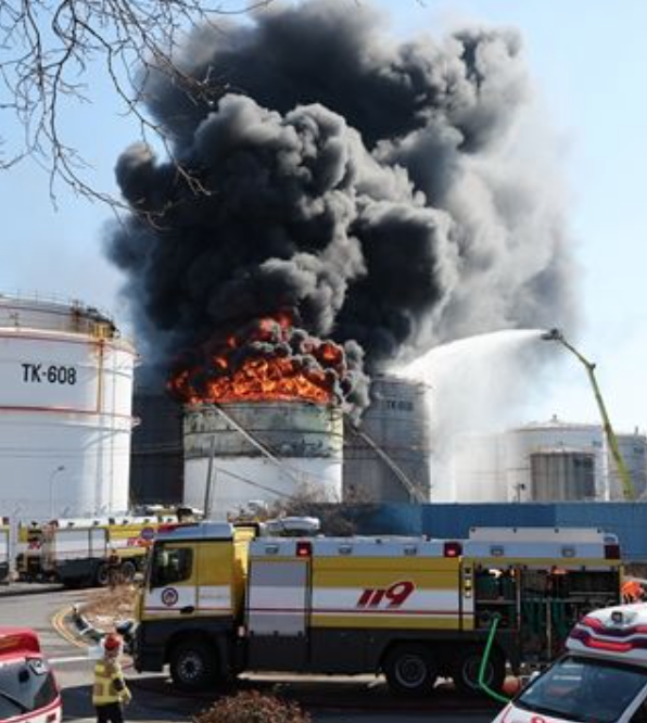 知名物流廠驚傳「爆炸起火」！40輛消防車急奔現場「現場傷亡狀況曝光」