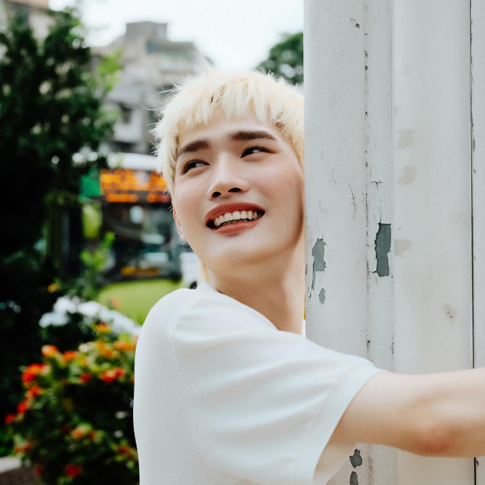 才被酸是祖國美人！鍾明軒遭爆「自薦上節目又臨時取消」　打完電話就消失「我這下大雨無法出門」
