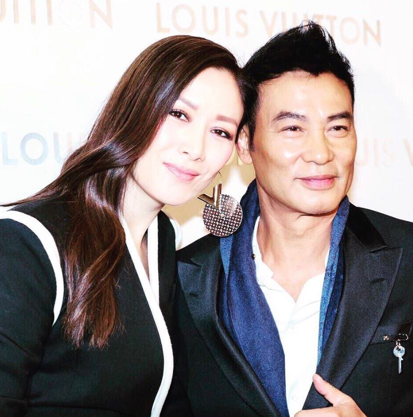 螢幕上是硬漢！69歲影帝「超反差寵妻」：老婆說什麼都對　一愛就是27年「送浪漫大驚喜」