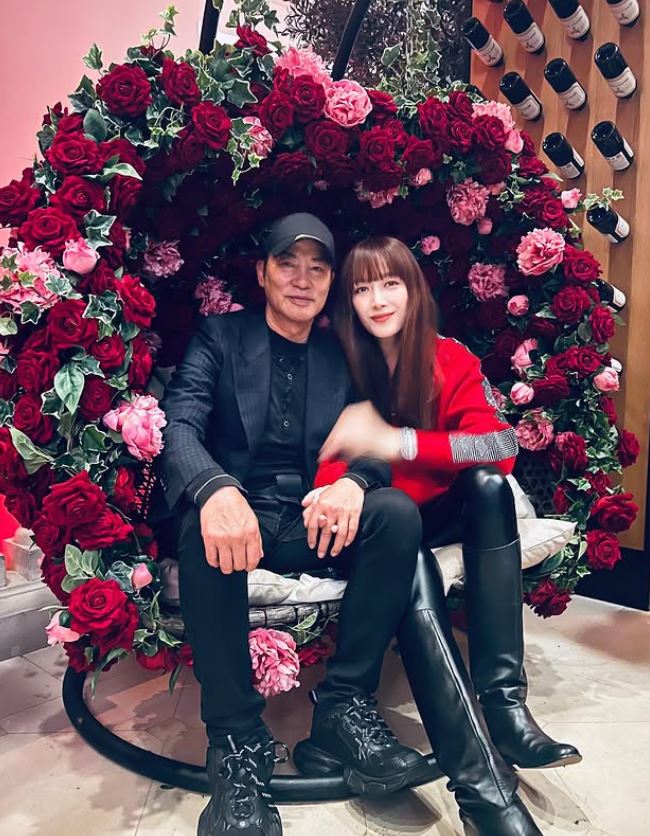 螢幕上是硬漢！69歲影帝「超反差寵妻」：老婆說什麼都對　一愛就是27年「送浪漫大驚喜」