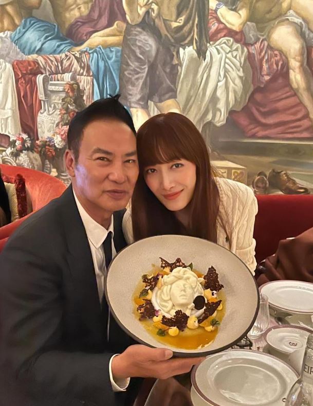 螢幕上是硬漢！69歲影帝「超反差寵妻」：老婆說什麼都對　一愛就是27年「送浪漫大驚喜」