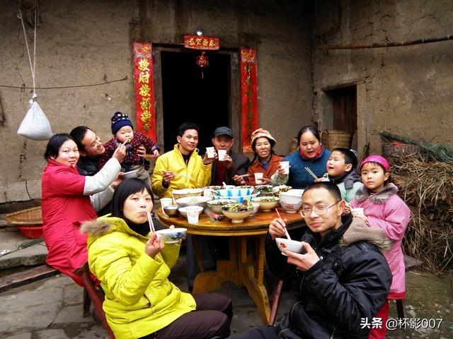 雙親先後離世「我再也沒回過老家」!某天出差路過「眼前一幕」讓我淚流滿面