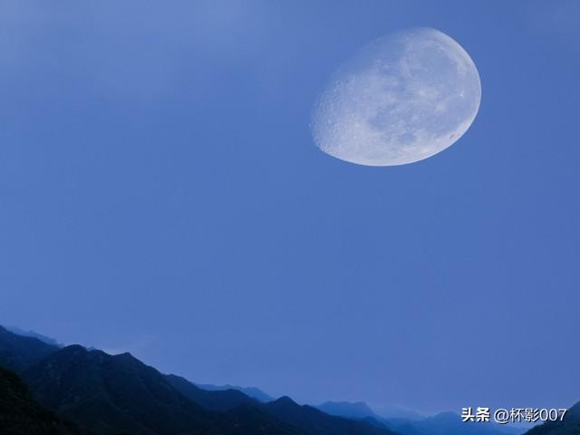 雙親先後離世「我再也沒回過老家」!某天出差路過「眼前一幕」讓我淚流滿面