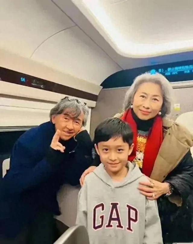 坐高鐵巧遇大咖歌后！優雅穿搭「甘願白髮蒼蒼」不染髮　大方合照「正面照公開」：歲月從不敗美人