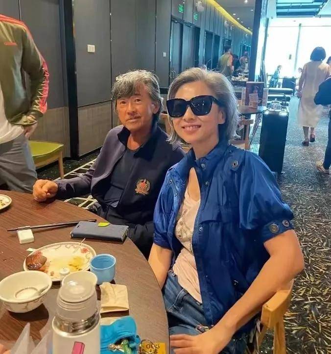 坐高鐵巧遇大咖歌后！優雅穿搭「甘願白髮蒼蒼」不染髮　大方合照「正面照公開」：歲月從不敗美人