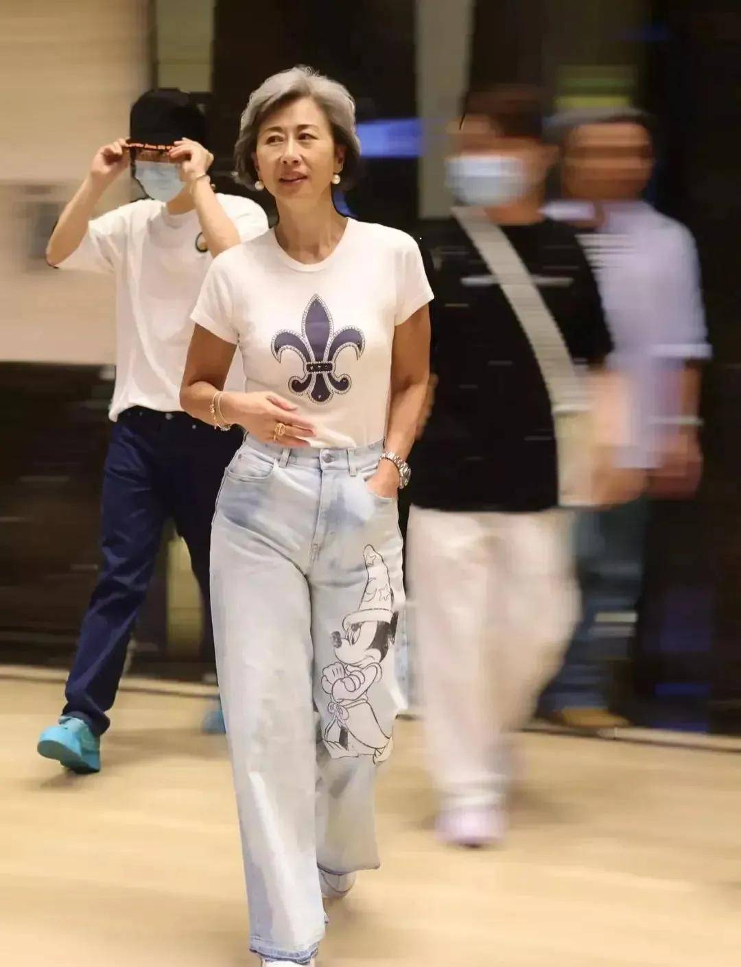 坐高鐵巧遇大咖歌后！優雅穿搭「甘願白髮蒼蒼」不染髮　大方合照「正面照公開」：歲月從不敗美人