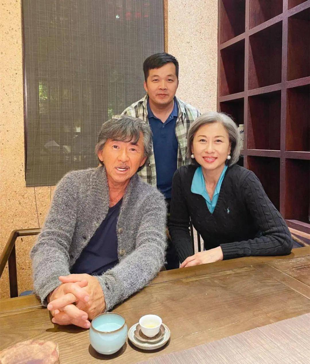 坐高鐵巧遇大咖歌后！優雅穿搭「甘願白髮蒼蒼」不染髮　大方合照「正面照公開」：歲月從不敗美人