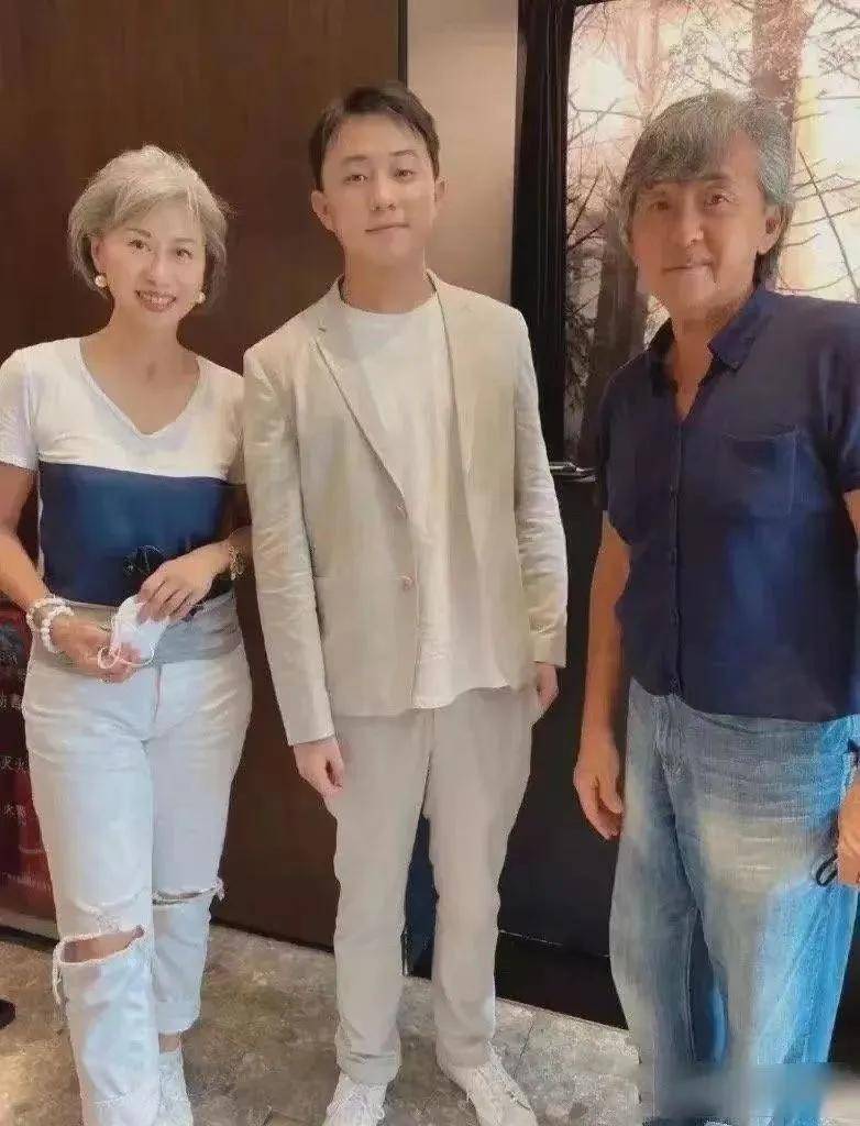 坐高鐵巧遇大咖歌后！優雅穿搭「甘願白髮蒼蒼」不染髮　大方合照「正面照公開」：歲月從不敗美人