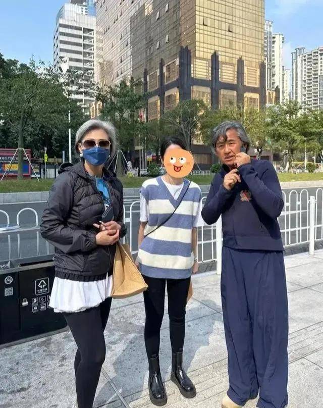 坐高鐵巧遇大咖歌后！優雅穿搭「甘願白髮蒼蒼」不染髮　大方合照「正面照公開」：歲月從不敗美人