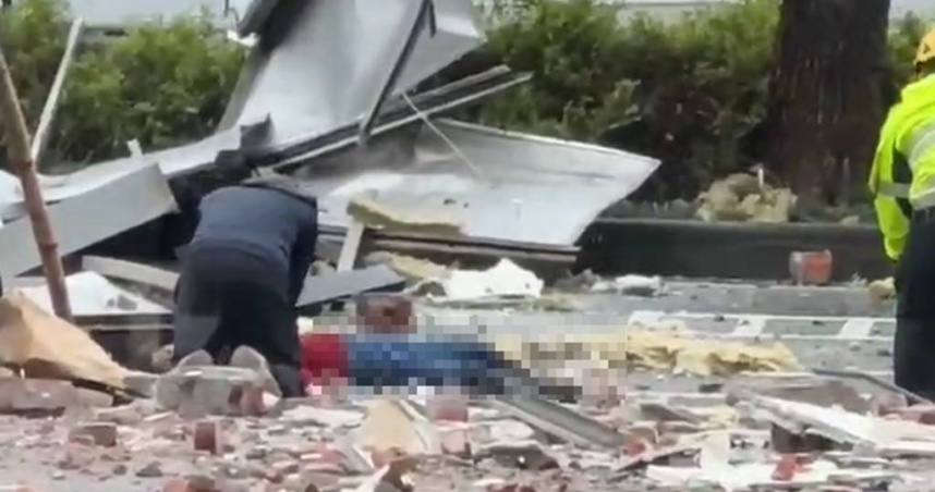 台中新光三越氣爆「心碎急救」畫面曝光　消防員絕望喊「這不用救了」當場發黑牌...